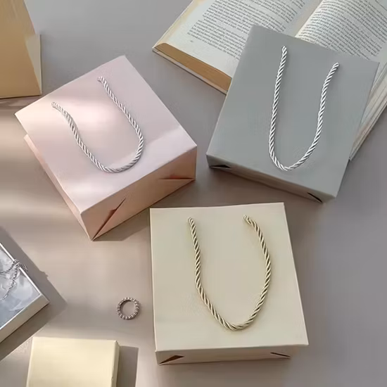 Usine OEM cadeau de luxe bon marché de gros Shopping sac en papier kraft avec logo personnalisé